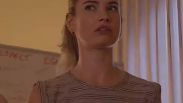 Camiseta sin mangas usada por Whitney (Lily James) como se ve en Swiped