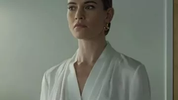 Camisa de seda blanca deslizada usada por Whitney (Lily James) como se ve en Swiped