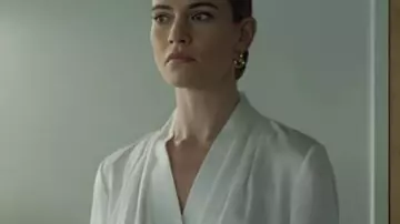 Chemise en soie blanche balayée portée par Whitney (Lily James) comme on le voit dans Swiped