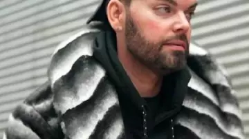 90 Day Hunt For Love Abrigo de piel a rayas de Tim Malcolm usado por (Tim Malcolm) en 90 Day: Hunt For Love (S01)