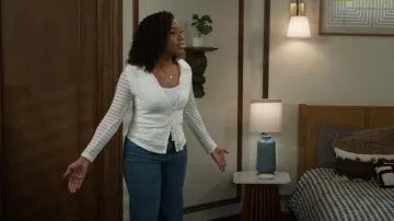 Chemise boutonnée en dentelle extensible Sanctuary portée par Naomi Hamilton Hawthorne (Arielle Prepetit) comme on le voit dans Beyond the Gates (S01E128)