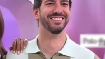 Em Família Suéter de polo a rayas marrones usado por (Idevor Mendonca) como se ve en Em Família