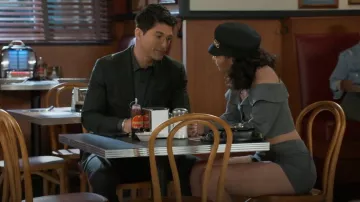Matthew Bruch Top cruzado con hombros descubiertos usado por Kat Richardson (Colby Muhammad) como se ve en Beyond the Gates (S01E128)