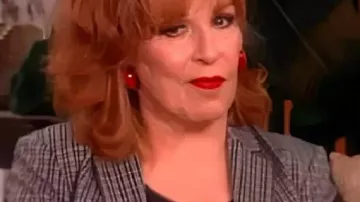 The View Blazer a cuadros gris usado por (Joy Behar) como se ve en The View