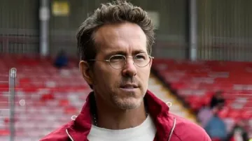 La chaqueta roja del Sky Bet Championship usada por Ryan Reynolds en el Wrexham de Ryan Reynolds hace historia con el ascenso