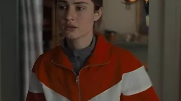 The Twisted Tale of Amanda Knox 2025 Chaqueta de chándal Grace Van Patten usada por Amanda Knox (Grace Van Patten) en The Twisted Tale of Amanda Knox (S01)