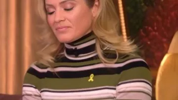 The View 2025 Top de punto de cuello alto a rayas usado por (Sara Haines) como se ve en The View