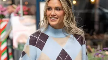 Ashley Roberts Colorblock Sweater porté par Ashley Roberts dans Heart UK | Breakfast Show - Nouveaux Jingles | Jamie et Amanda