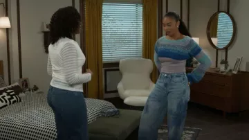 Jeans Guess Eco Bellflower en Painted Blossom usados por Chelsea Hamilton (RhonniRose Mantilla) como se ve en Beyond the Gates (S01E128)