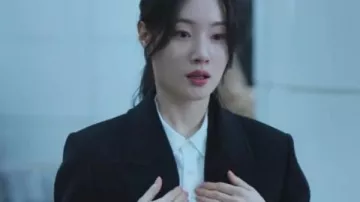 Abrigo negro de Jung Chae-yeon usado por Kang Hyo-min (Jung Chae-yeon) en Beyond the Bar (S01)