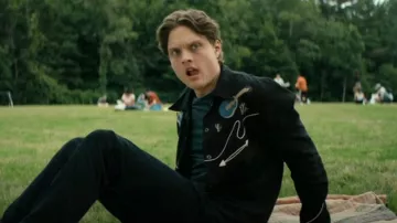 Camisa de guitarra occidental Gonzo de Nudie Jeans usada por Sam Riordan (Asa Germann) como se ve en Gen V (S02E03)
