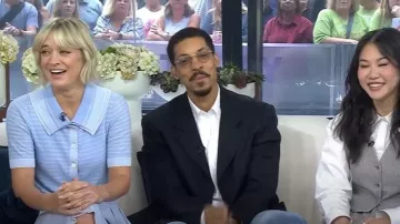 Thom Browne Cárdigan de rayas con punto de pliegue usado por Chelsea Frei como se ve en Today el 24 de septiembre de 2025