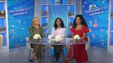 Vestido midi con mangas cortas y manga corta y estampado de rosa rubor y cuello cuadrado usado por Arianna Davis como se ve en Today with Jenna & Friends el 24 de septiembre de 2025