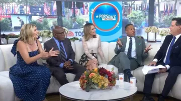 Vestido midi de algodón fruncido con lunares fruncidos con detalles de corbata de Cara Cara Rahi usado por Jenna Bush Hager como se ve en Today el 24 de septiembre de 2025
