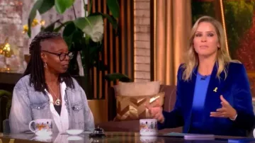 Barbara Bui Chaqueta ajustada de terciopelo azul usada por Sara Haines como se ve en The View el 24 de septiembre de 2025