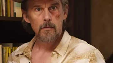 The Lowdown 2025 Ethan Hawke Camisa a cuadros beige