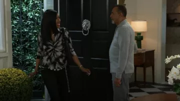 Top DKNY con cuello y estampado abstracto usado por Dana "Leslie" Thomas (Trisha Mann-Grant) como se ve en Beyond the Gates (S01E129)