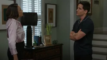 Blouse de l’Agence Dani portée par le Dr Nicole Dupree Richardson (Daphnée Duplaix) comme on le voit dans Beyond the Gates (S01E129)