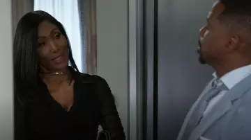 Alice + Olivia Portia Chemise ajustée en maille boutonnée sur le devant portée par Dana « Leslie » Thomas (Trisha Mann-Grant) comme on le voit dans Beyond the Gates (S01E129)