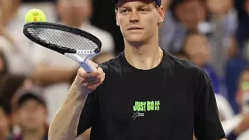 T-shirt noir Jannik Sinner 2025 China Open de Jannik Sinner lors de la conférence de presse de Jannik Sinner | Quart de finale de l’US Open 2025