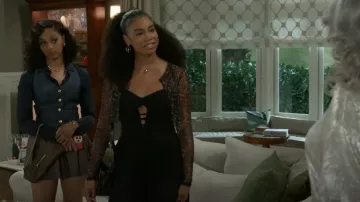 Akira Looks Like It Mono usado por Chelsea Hamilton (RhonniRose Mantilla) como se ve en Beyond the Gates (S01E131)