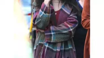 Abrigo a cuadros usado por Nikki Boyer (Jenny Slate) en la serie de televisión Dying For Sex 2025