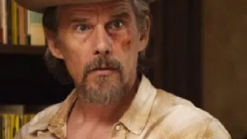 La camisa a cuadros beige de The Lowdown usada por Ethan Hawke como se ve en The Lowdown (2025)