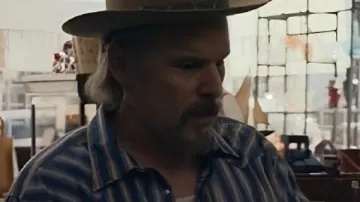 La camisa de rayas azules de The Lowdown usada por Ethan Hawke como se ve en The Lowdown (2025)