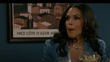 Cadena cubana de declaración de cristal Ettika Deco usada por Dani Dupree (Karla Cheatham Mosley) como se ve en Beyond the Gates (S01E132)