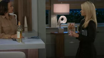 Vestido blazer con cordones Bardot Verity usado por Vanessa McBride (Lauren Buglioli) como se ve en Beyond the Gates (S01E132)