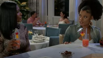 EB Denim Bolero de mezclilla desteñida usado por Eva Thomas (Ambyr Michelle) como se ve en Beyond the Gates (S01E132)