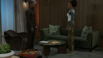 Sandale à plateforme Chelsea de Kurt Geiger portée par Eva Thomas (Ambyr Michelle) comme on le voit dans Beyond the Gates (S01E132)