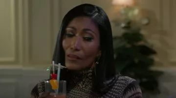 Pendientes colgantes de polvo de estrellas de Free People usados por Dana "Leslie" Thomas (Trisha Mann-Grant) como se ve en Beyond the Gates (S01E132)