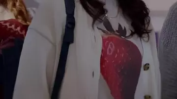 T-shirt fraise porté par Cassandra Lee (Alisha Newton) dans Meurtre dans une petite ville