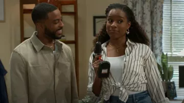 Camisa de botones Veronica Beard Keiko usada por Naomi Hamilton Hawthorne (Arielle Prepetit) como se ve en Beyond the Gates (S01E133)