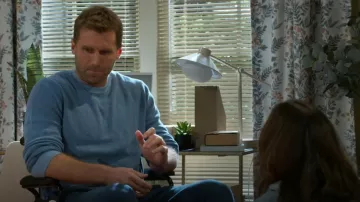 Pull Dexter Crew délavé en chiffon et os porté par Derek Baldwin (Ben Gavin) comme on le voit dans Beyond the Gates (S01E133)