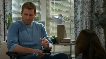 Pull Dexter Crew délavé en chiffon et os porté par Derek Baldwin (Ben Gavin) comme on le voit dans Beyond the Gates (S01E133)