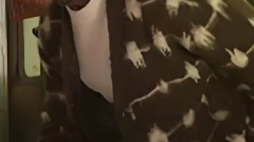 Cardigan en tricot de fourrure brune porté par (Joe Gilgun) en brassic