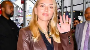 Scarlett Johansson NYC 2025 Blazer en cuir marron à l’intérieur du sac Saint Laurent de Hailey Bieber | Dans le sac ? | Vogue