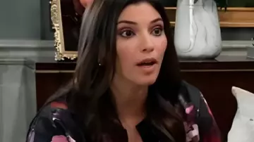 Cardigan floral Amanda Setton de l’Hôpital général vu à l’Hôpital général