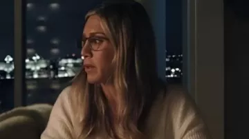 The Morning Show S04 Jennifer Aniston Cárdigan blanco usado por Alex Levy (Jennifer Aniston) como se ve en The Morning Show (S04)