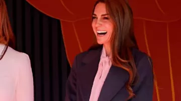 Kate Middleton Visit School Coat dans la vidéo YouTube Le prince William et la princesse Kate visitent la communauté scolaire de Southport