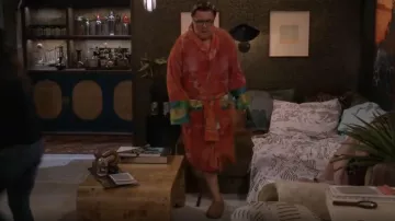 Pantoufles UGG Tasman II portées par Bunny Schneiderman (Nathan Lane) comme on le voit dans Mid-Century Modern (S01E08)