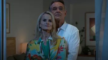 Antonio Melani Polina Blusa de Lino a Juego con Botones y Estampado de Frutas Usada por Vanessa McBride (Lauren Buglioli) como se ve en Beyond the Gates (S01E136)