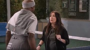 Veste en jean AG Laney portée par Mindy Schneiderman (Pamela Adlon) comme on le voit dans Mid-Century Modern (S01E08)