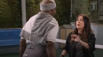 Thom Browne Gris y Blanco Funmix 4-Bar Relaxed Fit V Neck Cardigan usado por Arthur Broussard (Nathan Lee Graham) como se ve en Mid-Century Modern (S01E08)