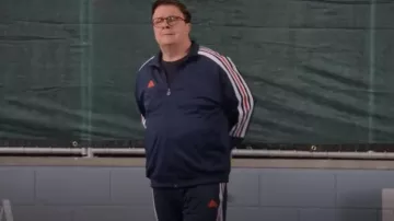 Adidas House of Tiro Nations Pack Veste de survêtement portée par Bunny Schneiderman (Nathan Lane) comme on le voit dans Mid-Century Modern (S01E08)