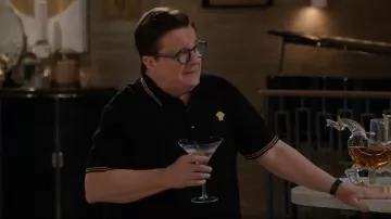 Polo Versace Medusa porté par Bunny Schneiderman (Nathan Lane) comme on le voit dans Mid-Century Modern (S01E10)