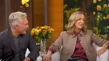 Blazer court Zara pied-de-poule porté par Lara Spencer comme on le voit dans Good Morning America le 24 septembre 2025