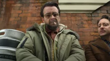 Chaqueta bomber Denali de Moose Knuckles usada por Vincent "Vinnie" O'Neill (Joe Gilgun) como se ve en Brassic (S07E01)